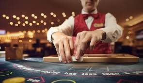 Dealer Live Casino profesional memberikan pengalaman taruhan real time lewat streaming berkualitas tinggi