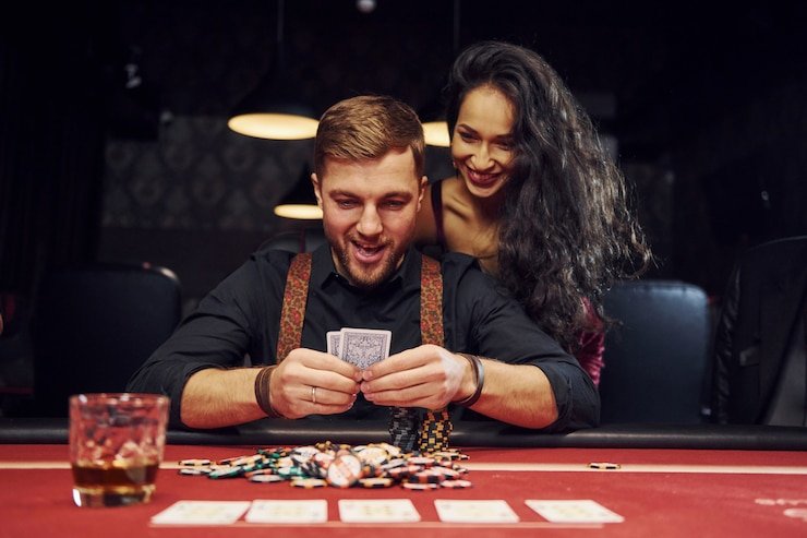 Pengguna menikmati akses sports betting di perangkat mobile dengan antarmuka responsif dan interaktif